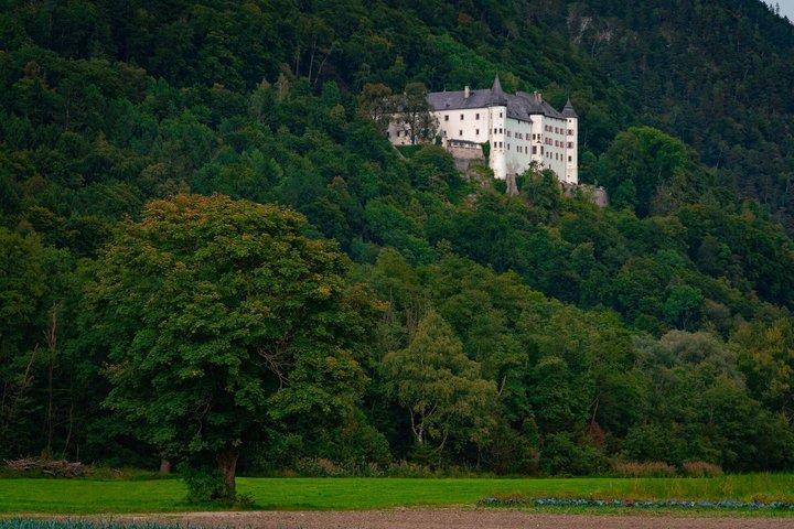 トラッツベルク城とスワロフスキー・クリスタル・ワールド：チロル地方の日帰り旅行