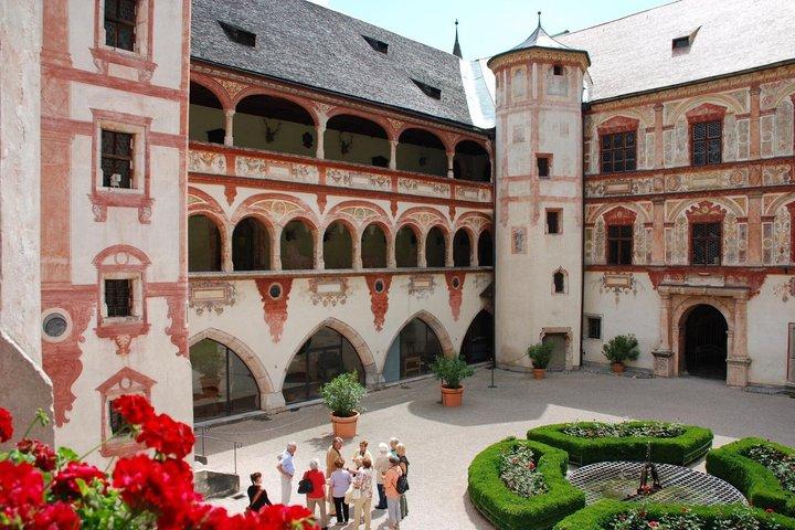 トラッツベルク城とスワロフスキー・クリスタル・ワールド：チロル地方の日帰り旅行