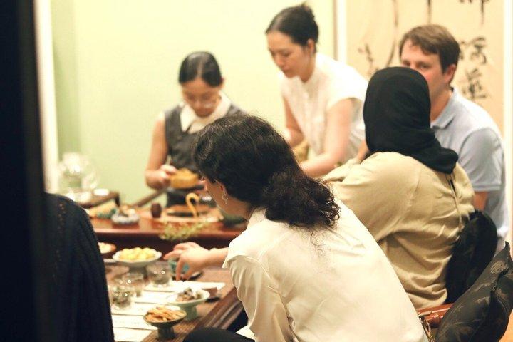歴史的な上海のヴィラでのプライベートな中国語茶と書道