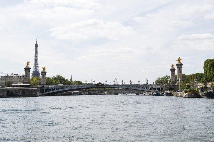 Your Private boat Captain Guide Explore Historical Paris
