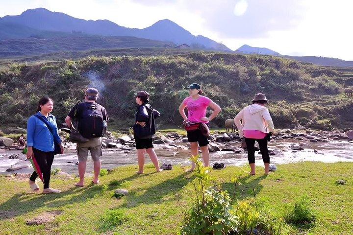 プライベートサパのエコアドベンチャートレック・モン族の村を巡り地元のランチ付き