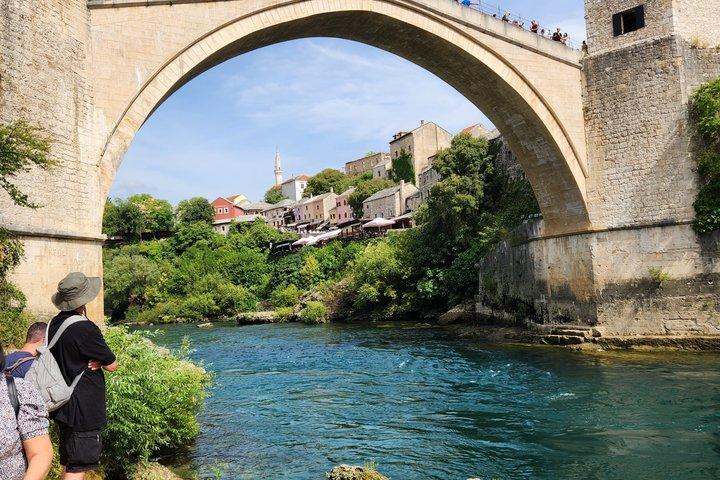 モスタルからドゥブロヴニクへ、ブラガイ、ポチェリツェ、クラヴィツェ観光付きツアー