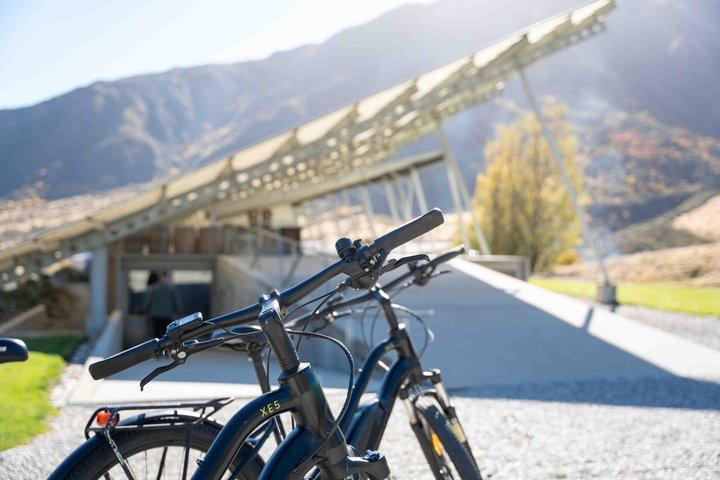 ギブストンのワイナリーを巡る電動自転車アドベンチャー