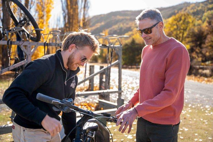 ギブストンのワイナリーを巡る電動自転車アドベンチャー