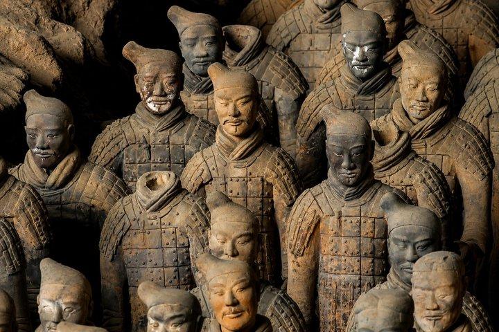 西安の三つのアイコン：テラコッタ軍団、塔、唐の夜
