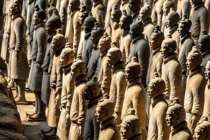 西安の三つのアイコン：テラコッタ軍団、塔、唐の夜