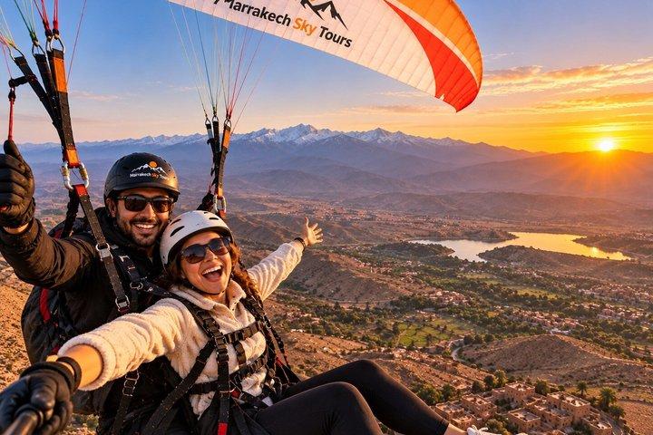 Paragliding i Marrakech över Agafayöknen med utsikt över Atlasbergen