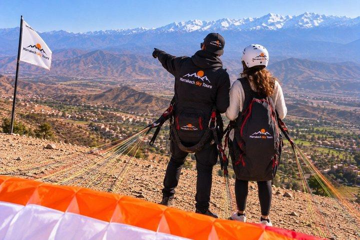 マラケシュからアガファイ砂漠上空でのパラグライディングとアトラス山脈の眺め
