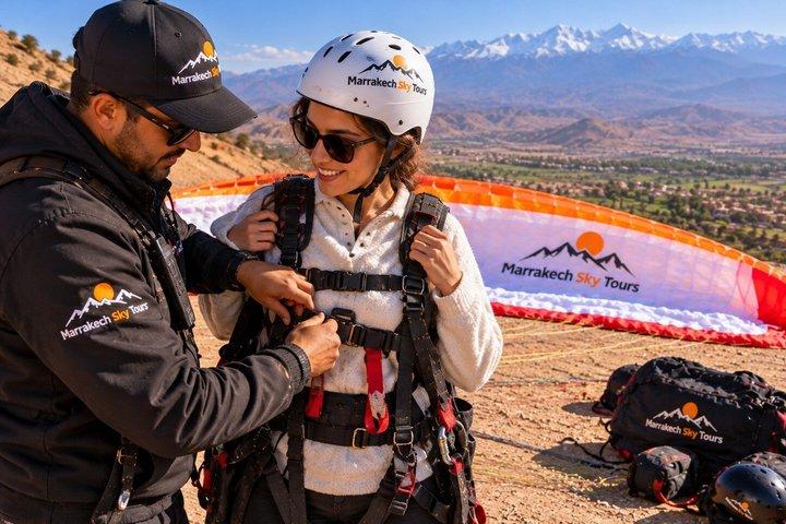 マラケシュからアガファイ砂漠上空でのパラグライディングとアトラス山脈の眺め