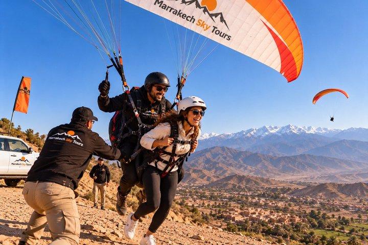 マラケシュからアガファイ砂漠上空でのパラグライディングとアトラス山脈の眺め