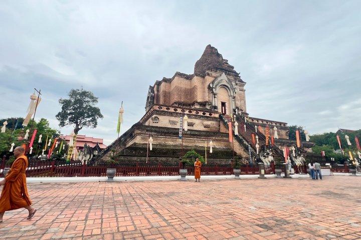 チェンマイのチェディルアン寺で僧侶とチャットする