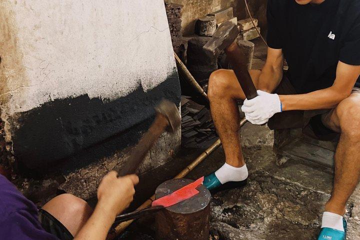 ハノイの鍛冶屋村で自分だけのナイフを鍛造する