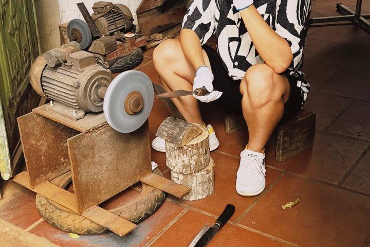 ハノイの鍛冶屋村で自分だけのナイフを鍛造する