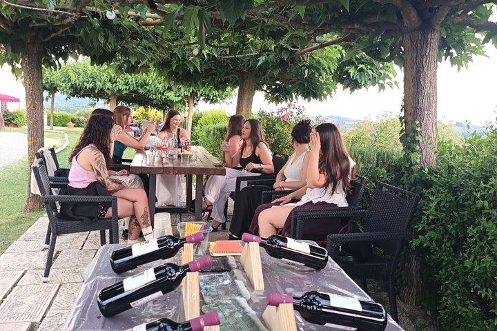 Painting workshop on wine bottles in Tuscany