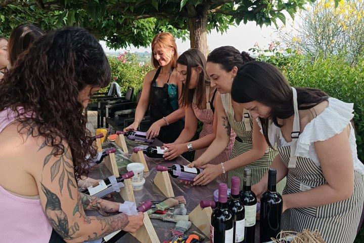 Painting workshop on wine bottles in Tuscany