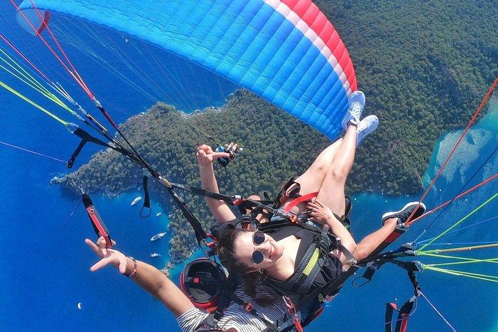 フェティエ・オリュデニズのババダğからのタンデムパラグライディングアドベンチャー