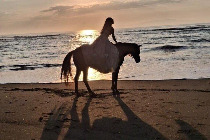 スミニャックの夕日 バリでのビーチ乗馬アドベンチャー