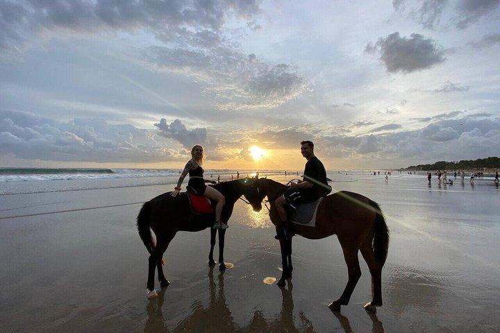 スミニャックの夕日 バリでのビーチ乗馬アドベンチャー
