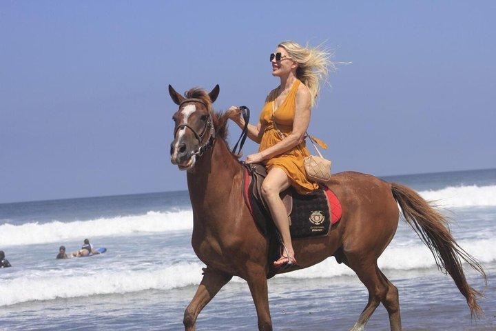 スミニャックの夕日 バリでのビーチ乗馬アドベンチャー