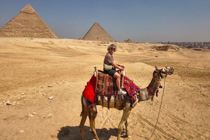 Giza Plateau Tour: Pyramids, Sphinx & Panoramic View