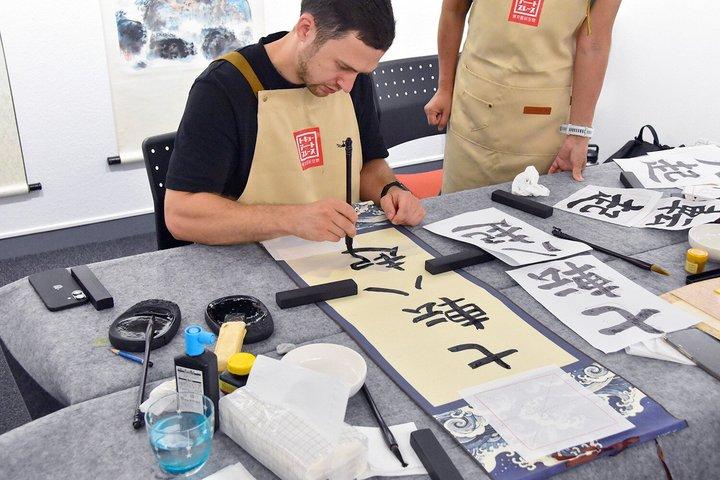 東京で地元のアーティストと自分だけの書道アートを創造しよう