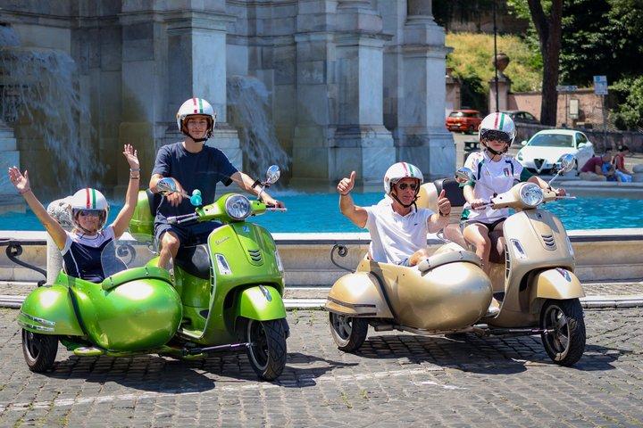 ローマのベスパサイドカーツアー(写真撮影と運転手付き)