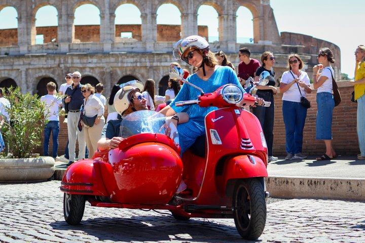 ローマのベスパサイドカーツアー（写真撮影と運転手付き）