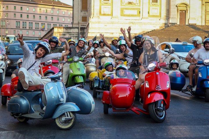 ローマのベスパサイドカーツアー（写真撮影と運転手付き）