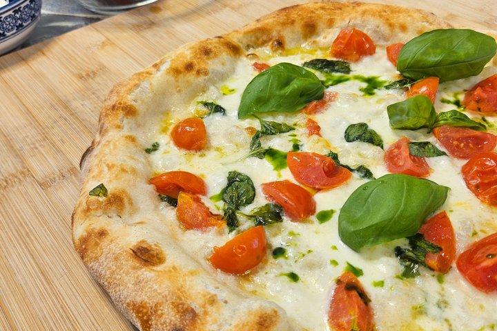 ミラノでティラミスとワイン試飲のピザ料理教室