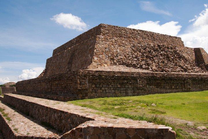 オアハカからのモンテ・アルバン遺跡ツアーを探索する