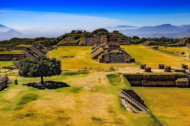 オアハカからのモンテ・アルバン遺跡ツアーを探索する