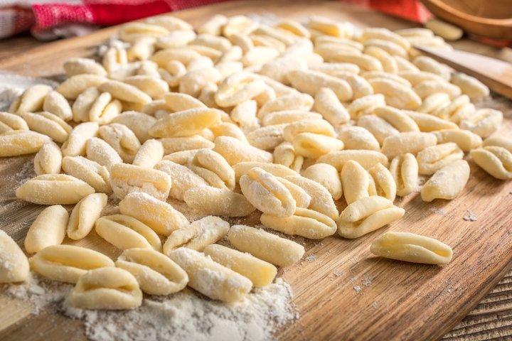 シャーロットの地元のブルワリーでのパスタ作り教室