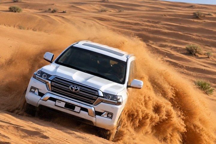 Safari en las Dunas Rojas de Dubái con recogida en 4x4, paseo en camello y cena de barbacoa