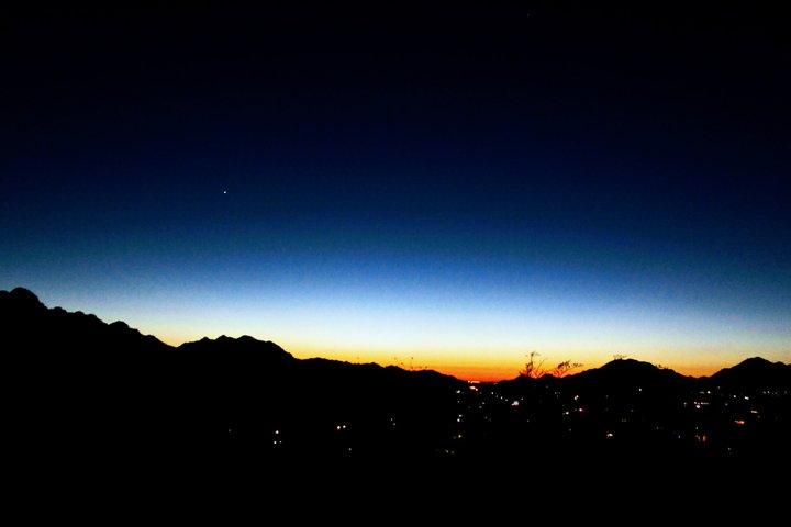 Wanderung im Nachtglühen im Phoenix Mountains Preserve