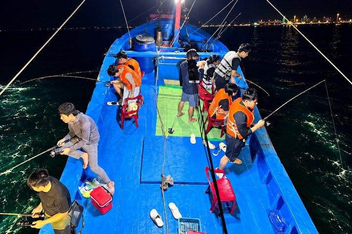 ダナンでの地元漁師との夜のイカ釣り体験