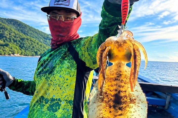 ダナンでの地元漁師との夜のイカ釣り体験