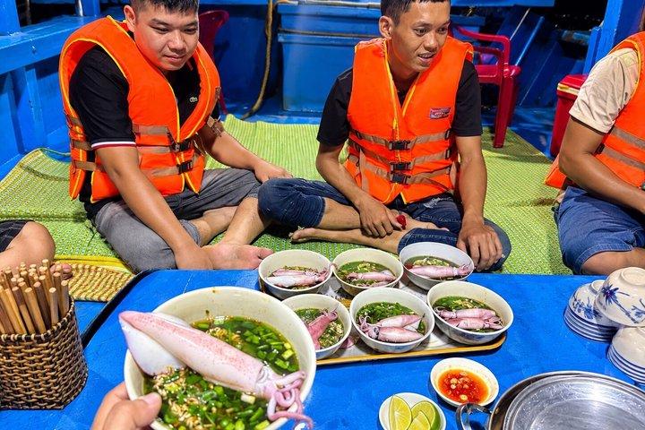 ダナンでの地元漁師との夜のイカ釣り体験