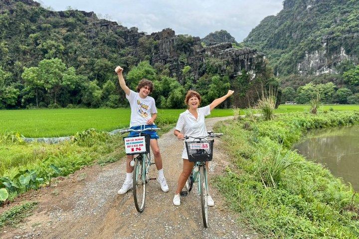 Esplora i punti salienti di Ninh Binh con un tour privato di un giorno da Hanoi