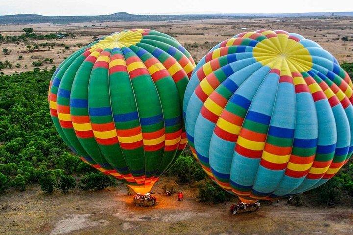 4x4ランドクルーザージープで行く4日間のマサイマラロッジサファリ
