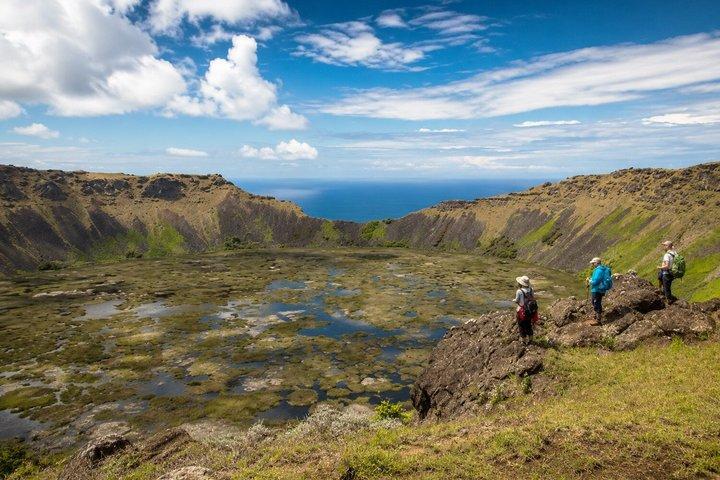 ラノ・カウ火口縁ハイキング ワイルドな崖と遠方の火山の景色