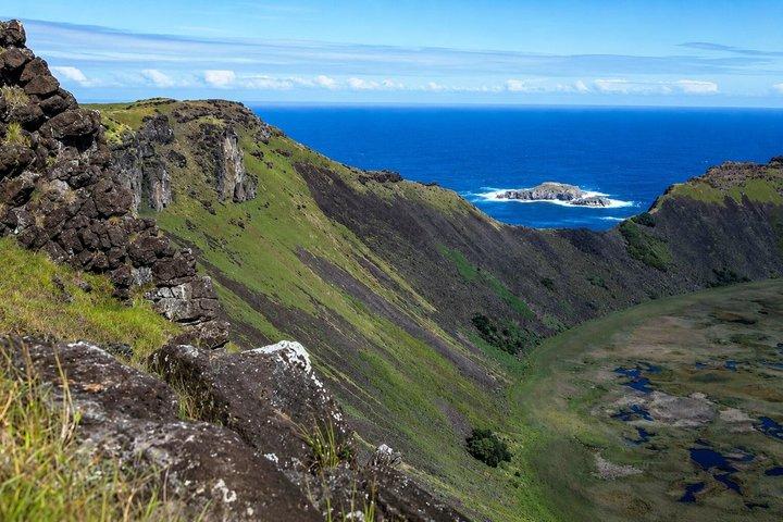 ラノ・カウ火口縁ハイキング ワイルドな崖と遠方の火山の景色