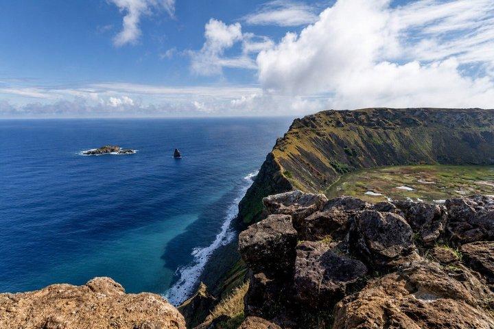 ラノ・カウ火口縁ハイキング ワイルドな崖と遠方の火山の景色