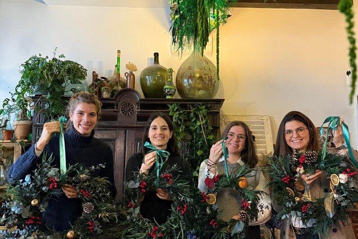 Creat your everlasting Christmas wreath with hot drink