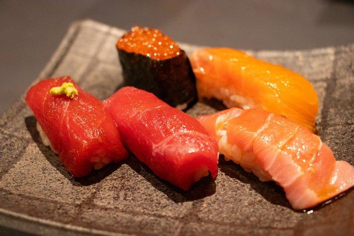 浅草の飲み放題のお酒とマグロ・サーモンの寿司おまかせ