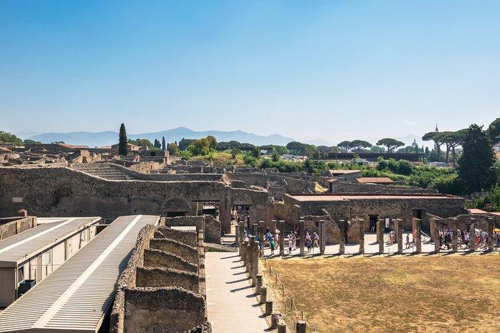 ローマからの日帰り旅行：ポンペイ＆ソレント・アマルフィ海岸を探索