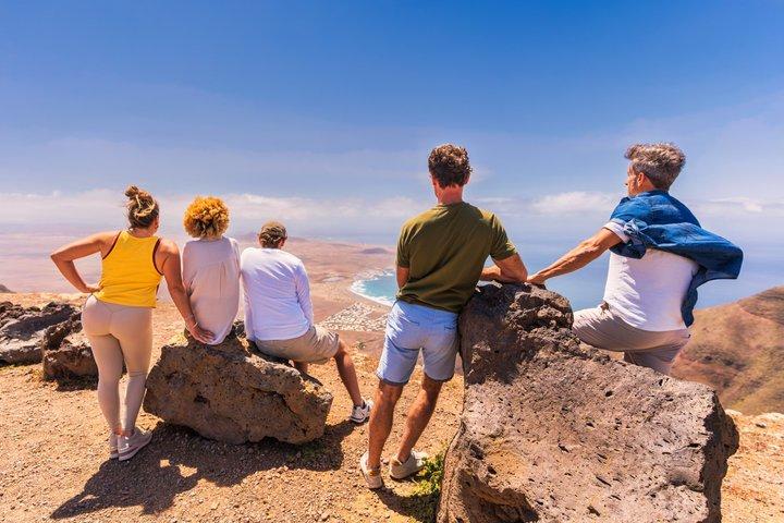 ランサローテ島でのファマラビーチ、テギセ、火山を巡る4WDツアー
