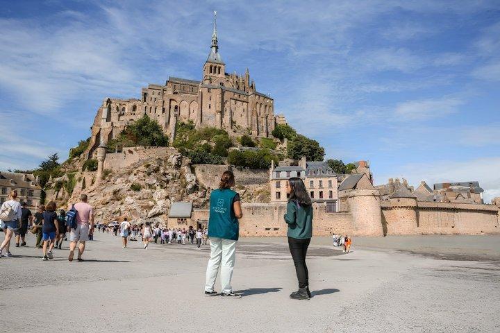 パリ発モンサンミッシェル修道院入口付き日帰りツアー