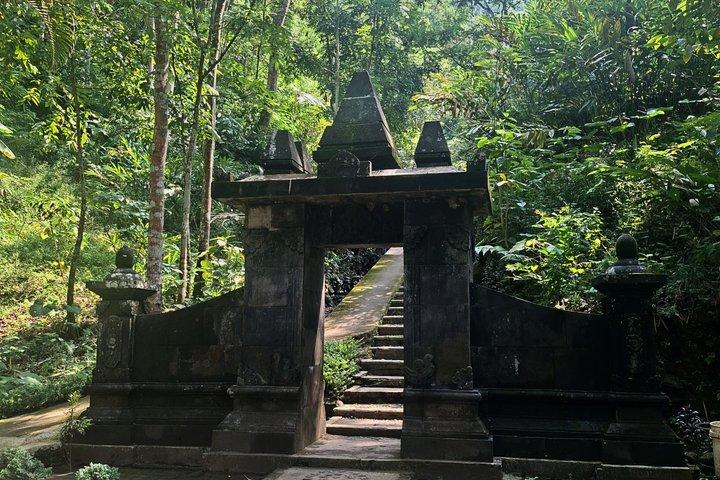 ジョグヤカルタ ボロブドゥールとセログリヨ寺院ツアーオールインクルーシブ