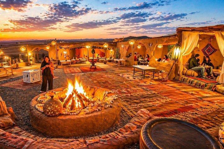 Solnedgångstur på kamel i Agafay, Marrakech, middagsshow och stjärnskådning