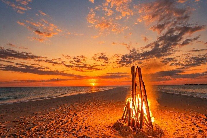 Experiencia de atardecer en Zanzíbar en un banco de arena con fuego de playa
